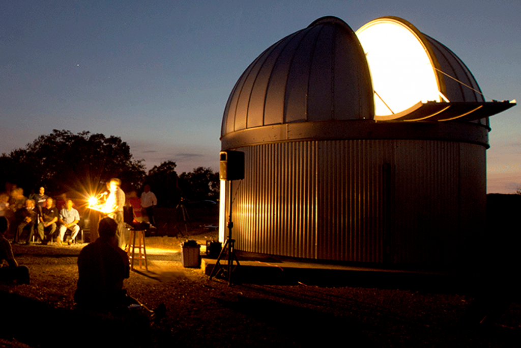 Night image of MTSU observatory