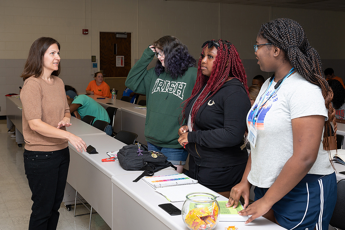 Carolyn Jackson, left, a counselor in MTSU Counseling Services visits with freshmen Emily Adcox, 18, of Fairview, Tenn., an anthropology major; Derrine Lewis, 18, of Memphis, Tenn., a philosophy major; and Makaya Foster, 18, of Memphis, a computer science major. The students were taking a Scholars Academy class in the Keathley University Center Monday, Aug. 19, to learn about stress and time management. (MTSU photo by James Cessna)