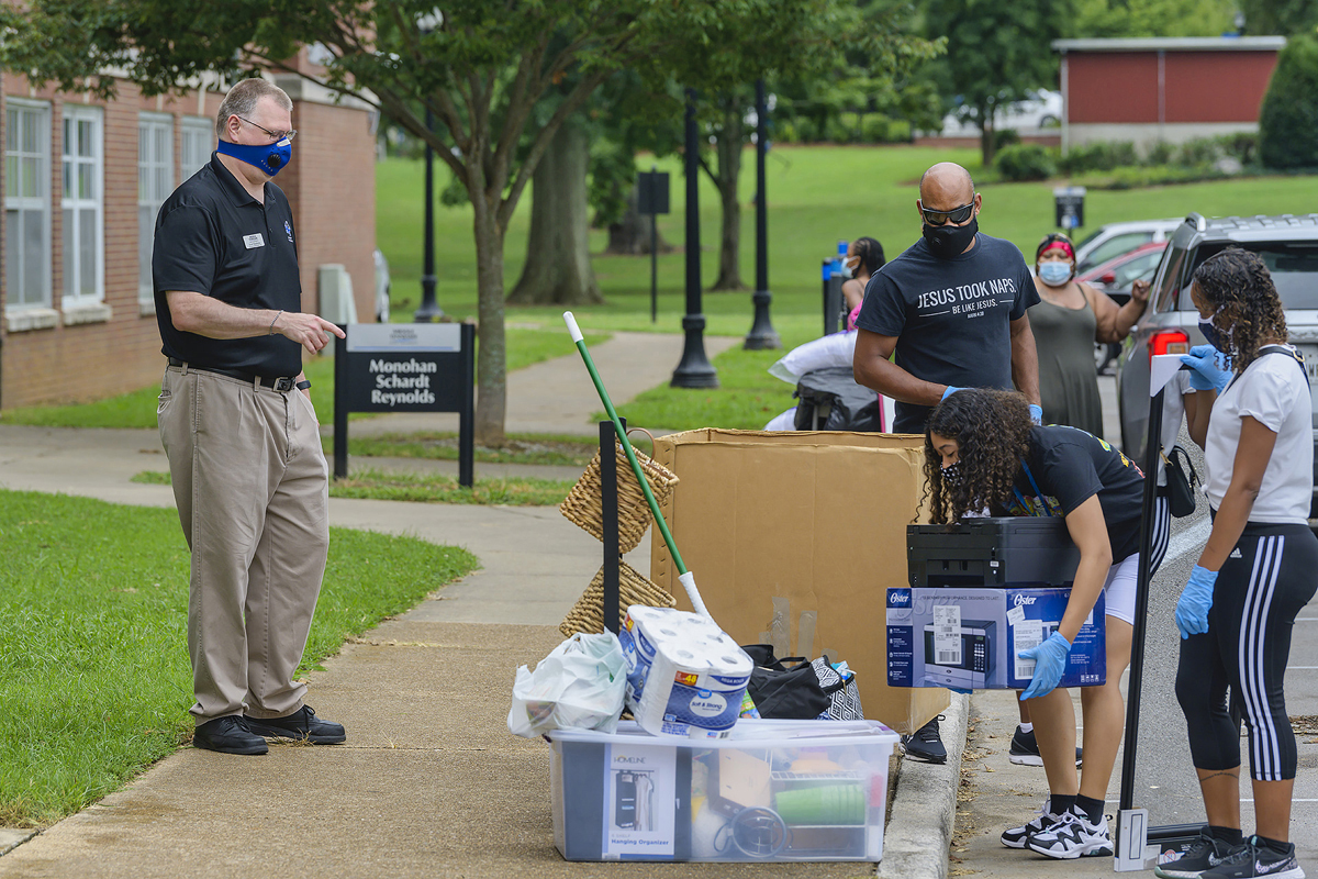 Scott Hendricks, left, Housing area coordinator for Monohan Hall, talks with incoming freshman Amya Bethea, center, her uncle Reginald Eddins, center left, and mother, Pamela Bethea, as they unload outside Monohan Hall Wednesday, Aug. 19. The move-in is in preparation for the start of fall semester classes on Monday, Aug. 24. (MTSU photo by Andy Heidt)