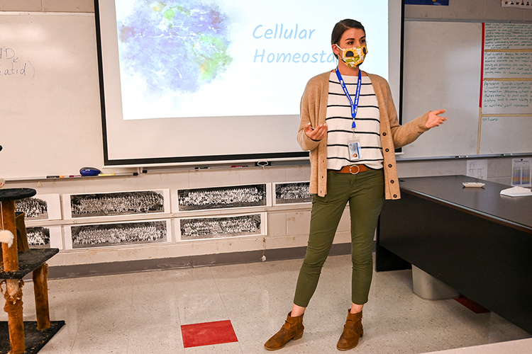 Sarah Martin, an MTSU teacher candidate, teaches a lesson on homeostasis during her student teaching placement at Eagleville High School in Eagleville, Tenn., on Oct. 14, 2020. (MTSU photo by Stephanie Barrette)