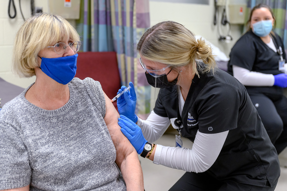 Mtsu Site Nursing Students Give Moderna Covid Vaccine A Shot In The Arm To Residents Mtsu News