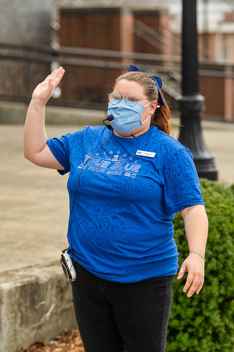 MTSU Blue Elite student guide Miura Rempis provides details about what the campus has to offer during a recent in-person daily campus tour. Tours are offered four times daily and on some Saturdays throughout the spring. (MTSU photo by Andy Heidt)