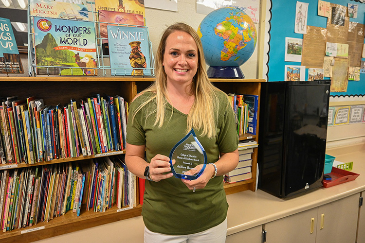Middle Tennessee State University’s College of Education presented Ashlee Barnes, fourth grade teacher at Hobgood Elementary School, a Mentor Teacher of Excellence Award for her superb mentorship of education students at her classroom in Murfreesboro, Tenn., on April 25, 2022. (MTSU photo by Stephanie Barrette)