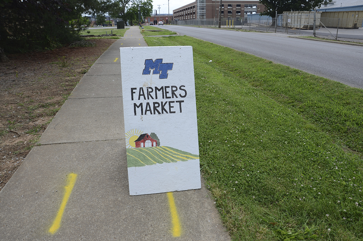 Beginning Thursday, Aug. 25, School of Agriculture faculty will hold MTSU Small Farming Markets from 8:30 a.m. to 5:30 p.m. every Thursday and Friday this fall while the fresh produce lasts. The market will be set up outside the Horticulture Building, 1704 Lightning Way. (MTSU file photo by Randy Weiler)