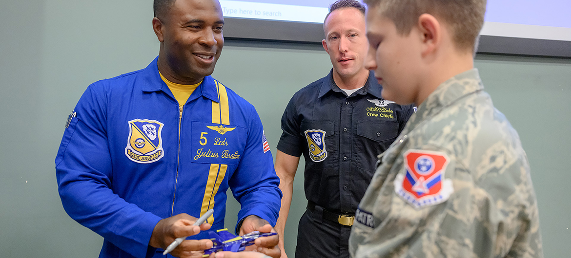 Air show pilots ‘entertain’ MTSU students, faculty, staff during campus visit