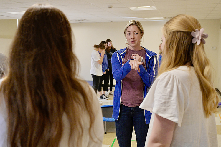 Meghan Wendelken, assistant professor in the Middle Tennessee State University Department of Speech-Language Pathology and Audiology, talks to Williamson County high schoolers who toured Health and Human Performances facilities Oct. 20, 2023. (MTSU photo by Cat Curtis Murphy)
