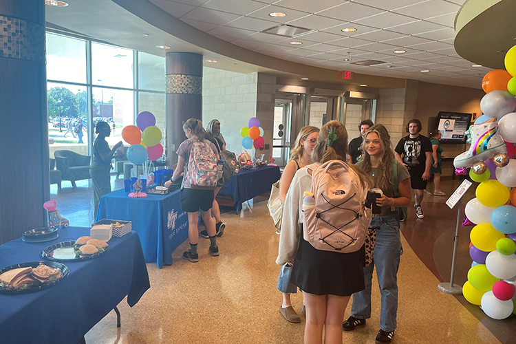 MTSU College of Education students enjoying snacks, sandwhiches and free merch at the "Rolling into Education!" welcome back event. (MTSU photo by Kristen Keene)