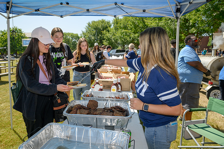 A line of Middle Tennessee State University students take advantage of the free grilled hamburgers, hotdogs and refreshments available at the Back to School Bonanza held Aug. 26 on the Student Union Commons on the east side of the MTSU campus in Murfreesboro, Tenn. (MTSU photo by J. Intintoli)