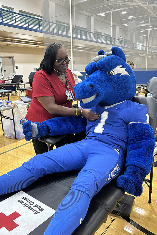 Middle Tennessee State University mascot Lightning “gives blood” at the “100 Miles of Hope” blood drive competition on Monday, Sept. 9, the first day of the drive, in the MTSU Campus Recreation Center gymnasium in Murfreesboro, Tenn. MTSU beat WKU by collecting 405 units while WKU collected 369 units. (MTSU photo by Maddy Williams)