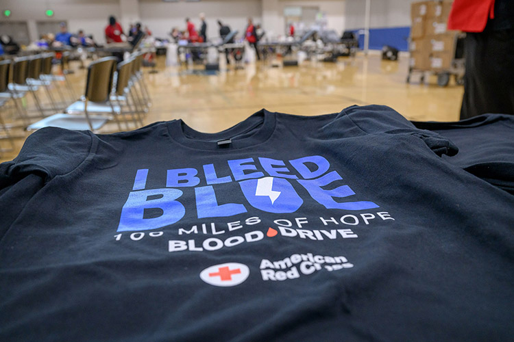 Organizers of the “100 Miles of Hope” blood drive competition gave out free T-shirts to promote the drive on Sept. 9-11 in the Campus Recreation Center gymnasium in Murfreesboro, Tenn. Middle Tennessee State University beat Western Kentucky University in the friendly rivalry by collecting 405 units while WKU collected 369 units. (MTSU photo by J. Intintoli)