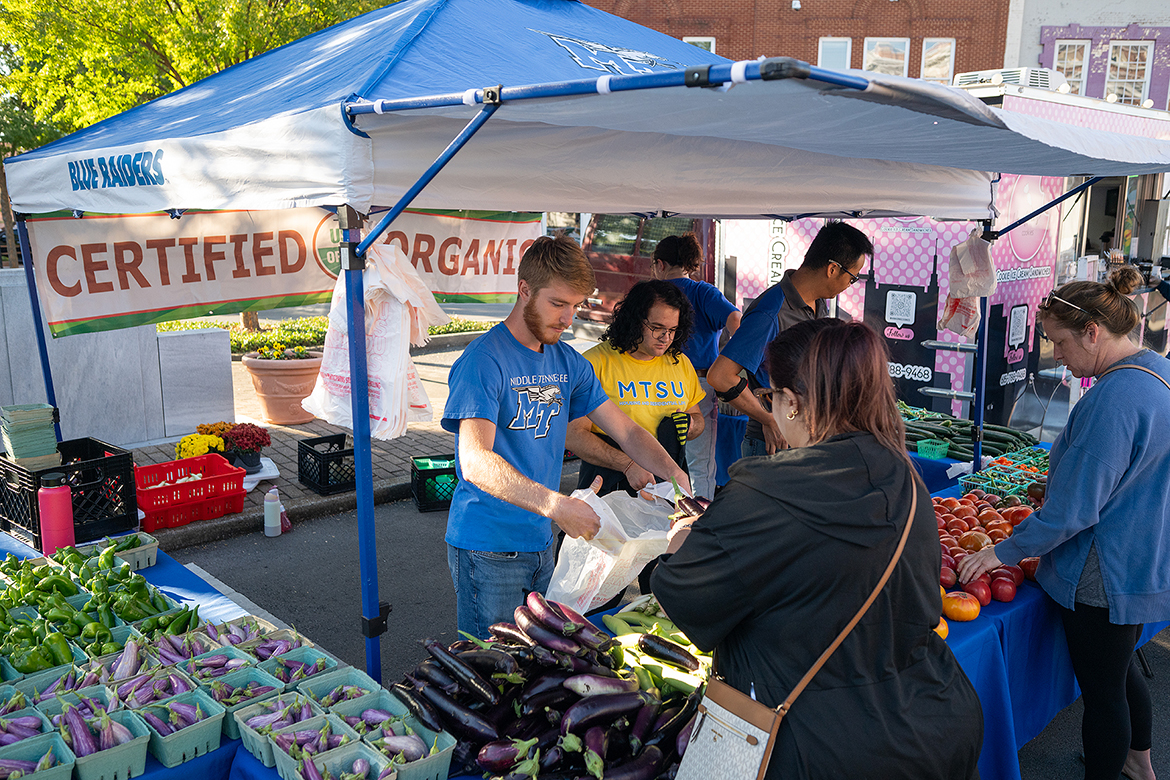 Rutherford County Courthouse in Murfreesboro, Tenn. The MTSU Small Farm, which serves as a training lab for ag students, sells its produce at the market from May through October. (MTSU photo by Cat Curtis Murphy)