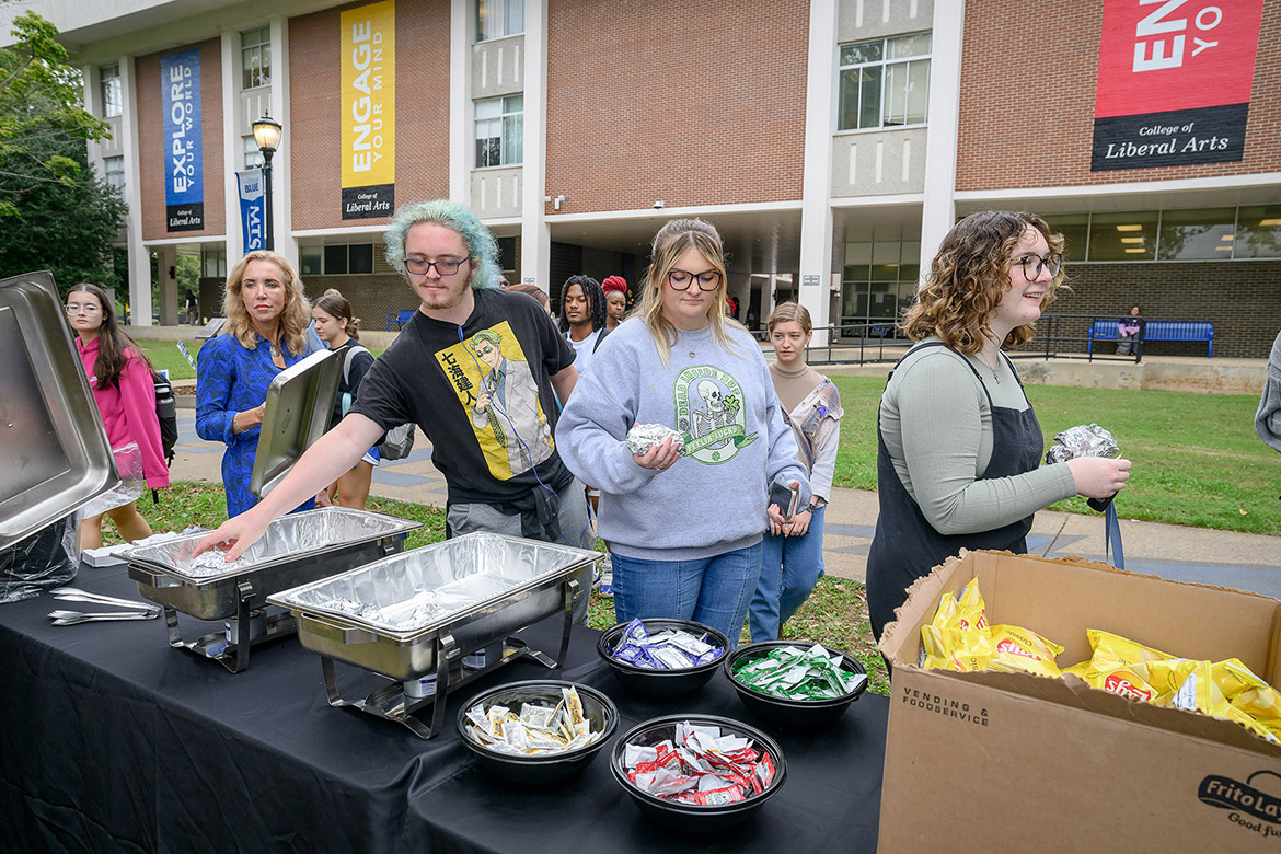 Middle Tennessee State University students enjoy free food grilled by the MTSU Police Department at the annual International Day of Nonviolence event to reaffirm the True Blue Pledge of committing to reason and not violence as well as celebrating Mahatma Gandhi’s birthday on Wednesday Oct. 2, in Walnut Grove in Murfreesboro, Tenn. (MTSU photo by J. Intintoli)