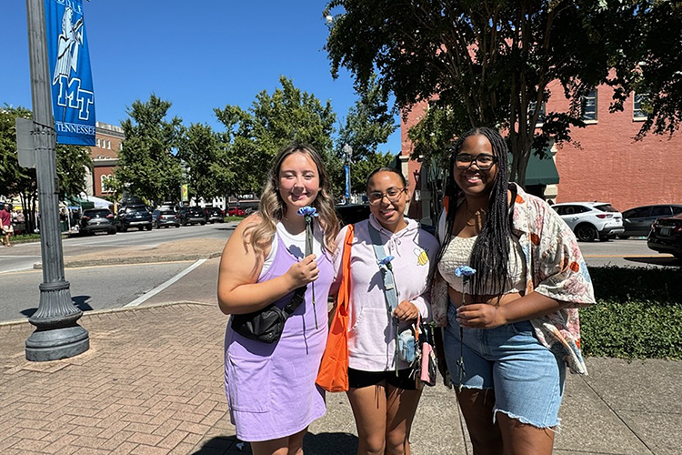 A group of Middle Tennessee State University students arrive at the Downtown Farmer’s Market in September after taking a free shuttle from the Murfreesboro, Tenn., campus, part of a growing partnership between MTSU and the Main Street Murfreesboro downtown advocacy organization. (MTSU photo by Beth Loughry)