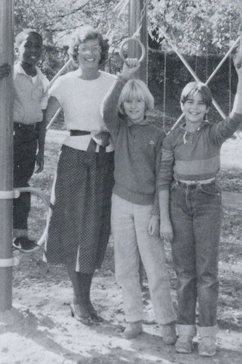 Liz Whorley Bradley, Homer Pittard Campus School principal from 1979 to 1985, stands with three students outside on the school playground. Middle Tennessee State University recently partnered with Friends of Campus School and Rutherford County Schools to implement “Whorley Way” streets signs at each end of the school’s driveway, honoring the former principal and first grade teacher, in Murfreesboro, Tenn. (Photo submitted)