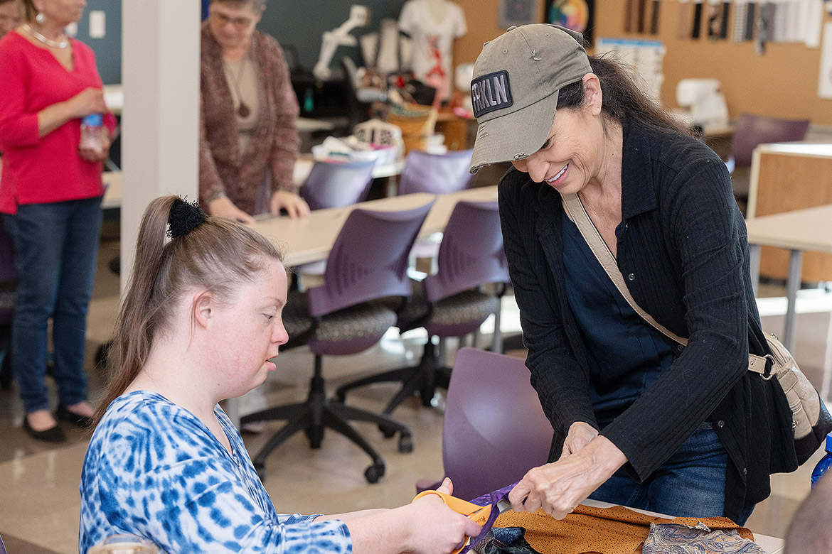 Borderless Arts Tennessee member Brigette King, left, works with Cyndi Benavides, an integrated studies major at Middle Tennessee State University in Murfreesboro, Tenn. The nonprofit arts group is partnering with MTSU on a project that will be part of the state’s celebration of the United States’ 250th anniversary. (MTSU photo by James Cessna)