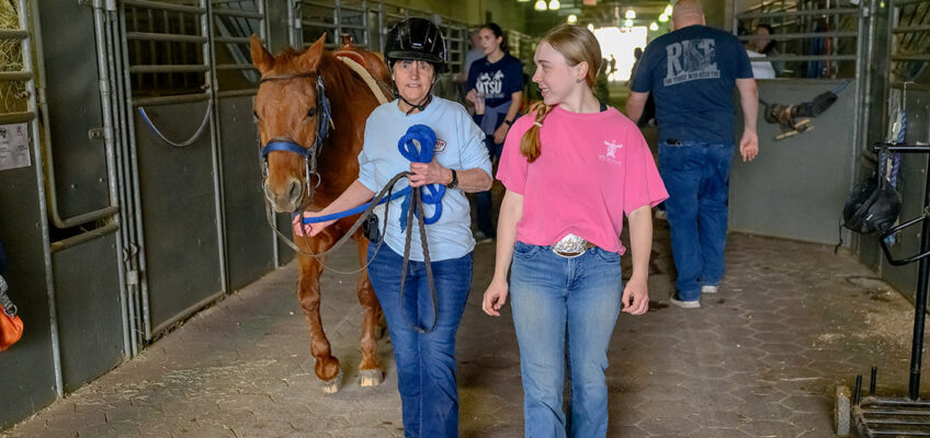 Center of Equine Recovery for Veterans work with the horses and veterans. ����Vlog�ٷ� horse science staff Andrea Rego, director and students work with veterans to help them overcome issues at the Horse Science Center, on Thompson Lane next to Miller Coliseum.
